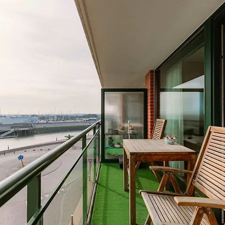 Cozy With Harbor View In Apartment